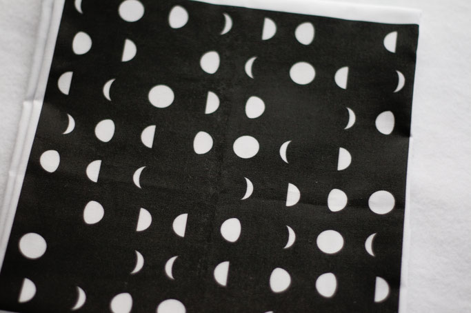 Neue und alte Muster auf Stoff - Mondphasen schwarz weiß - Zebraspider DIY Anti-Fashion Blog