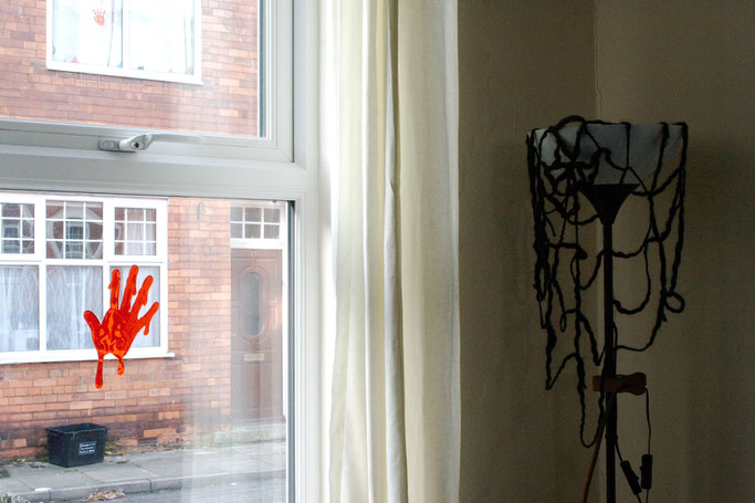 Warum auch Halloween politisch ist - blutige Hand und Spinnennetz - Zebraspider DIY Anti-Fashion Blog