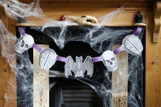 Warum auch Halloween politisch ist - Skull und Hirn Girlande - Zebraspider DIY Anti-Fashion Blog