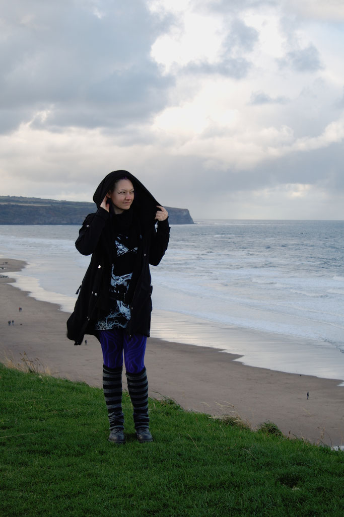 Gothics in Whitby (und Fotos vom Meer) - Outfit an der Küste - Zebraspider DIY Anti-Fashion Blog