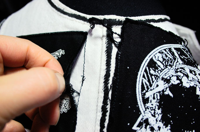 5 Möglichkeiten einen Aufnäher anzunähen - offene Kante ausgerissen - Zebraspider DIY Anti-Fashion Blog