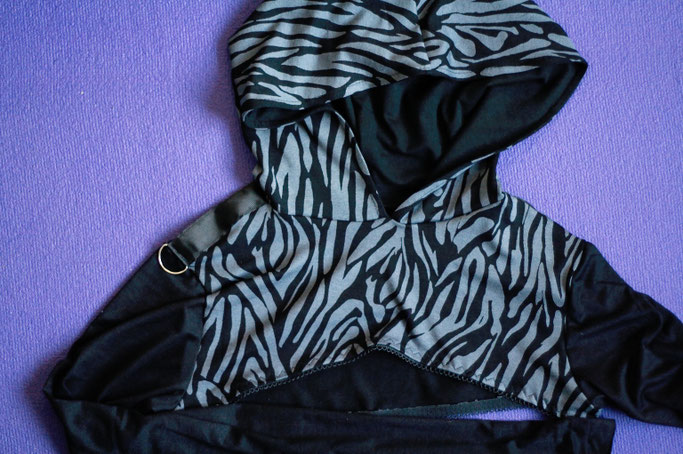 Kleine Rückschau - Gesammelte Aufträge - Zebra Kapuzen Shrug grau - Zebraspider DIY Anti-Fashion Blog