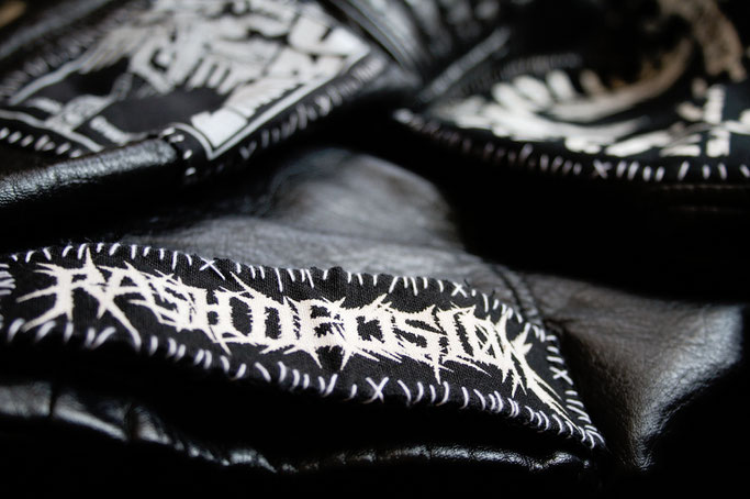 5 Möglichkeiten einen Aufnäher anzunähen - weiße Crustpunk Handstiche auf Kunstleder - Zebraspider DIY Anti-Fashion Blog