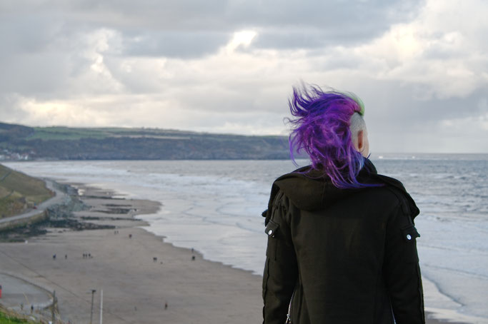 Gothics in Whitby (und Fotos vom Meer) - windiger Ausblick - Zebraspider DIY Anti-Fashion Blog