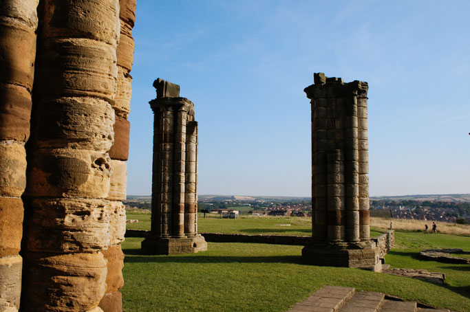 (M)ein Tag am Meer - Whitby Abbey Säulen - Zebraspider DIY Blog