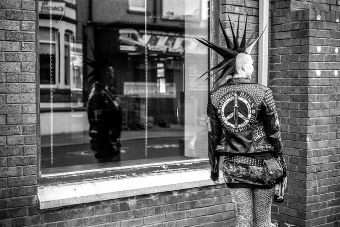 Rebellion Festival 2018 und Nietenjacke - schwarz weiß Spiegelung - Zebraspider DIY Anti-Fashion Blog