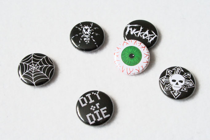 Buttons, Stempel und Verpackung - Button Motive Spinne, Spinnennetz, Auge, Totenkopf - Zebraspider DIY Anti-Fashion Blog