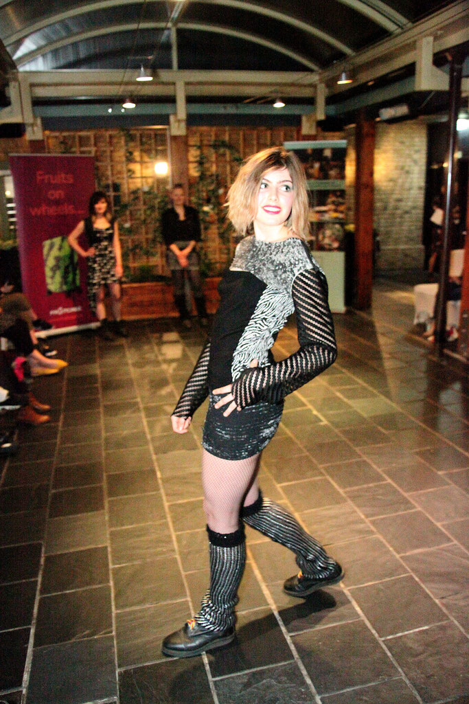 Ethical Fashion Show Upcycling Outfit - Amy auf dem Laufsteg - Zebraspider DIY Anti-Fashion Blog