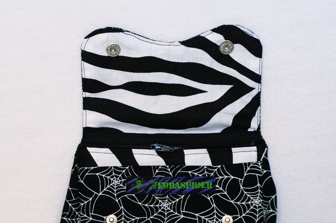 4 Aufträge und eine eigene Gürteltasche - Zebramuster innen und Spinnennetz außen - Zebraspider DIY Anti-Fashion Blog
