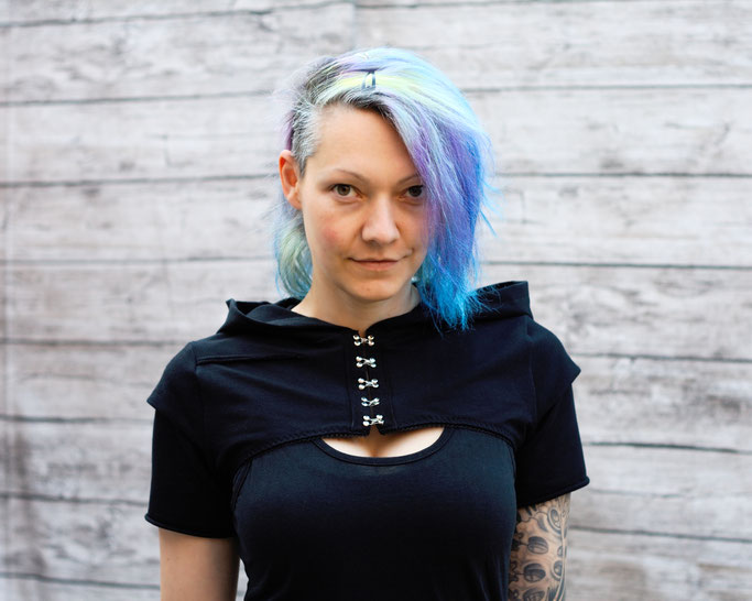 Die neuen Tops, Shirts und Shrugs sind online! - All black Chaos hooded Shrug - Zebraspider DIY Anti-Fashion Blog