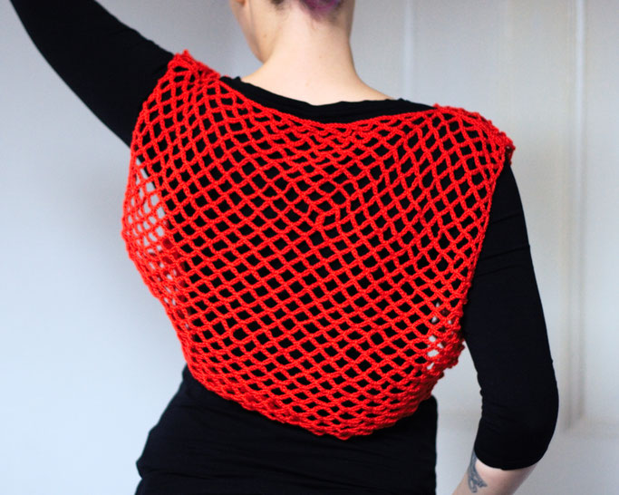 Crochet against low mood - red fishnet top - Zebraspider DIY Anti-Fashion Blog