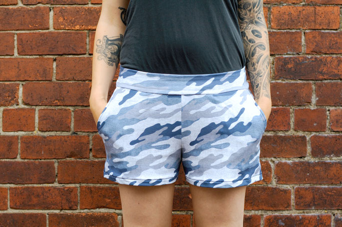 Kurze Jogginghose und Roller Derby - Shorts Camouflage blau - Zebraspider DIY Anti-Fashion Blog