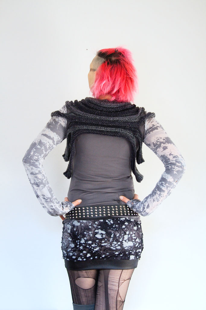 Endzeit Outfit mit Outbreak Cowl - gestrickter Mini-Shrug - Zebraspider DIY Anti-Fashion Blog