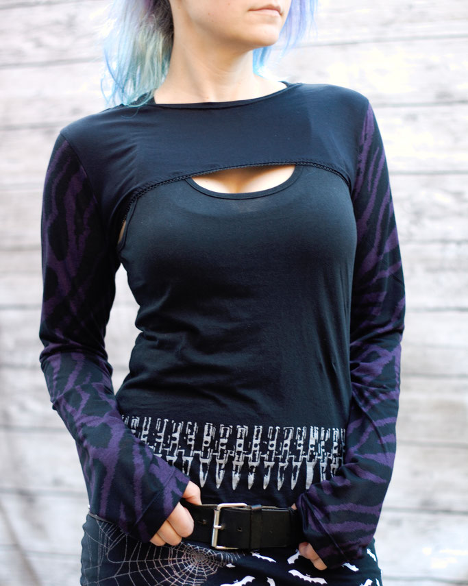 Die neuen Tops, Shirts und Shrugs sind online! Schwarz lila Zebra Langarm Bolero - Zebraspider DIY Anti-Fashion Blog