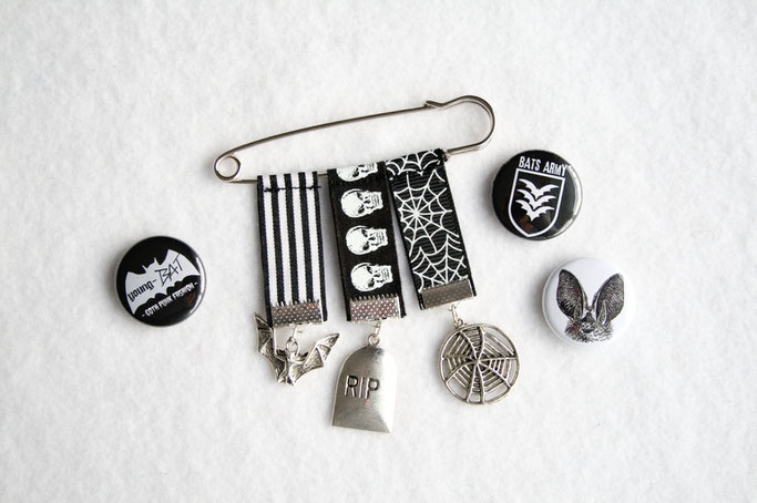 10 years - Zebraspider Giveaway - Orden-Brosche und Fledermaus Buttons von young-BAT - Zebraspider DIY Anti-Fashion Blog