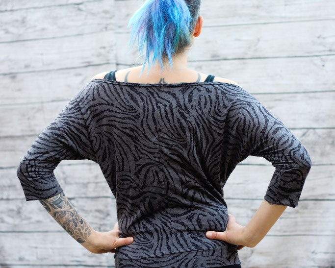 Die neuen Tops, Shirts und Shrugs sind online! - Grau-schwarzes Zebra Shirt mit Fledermausärmeln - Zebraspider DIY Anti-Fashion Blog