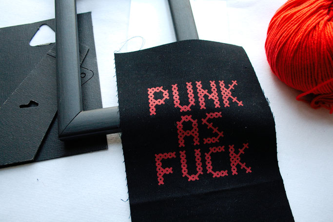 Punk as Fuck als Kreuzstich - Aufnäher, Wolle und Bilderrahmen - Zebraspider DIY Anti-Fashion Blog