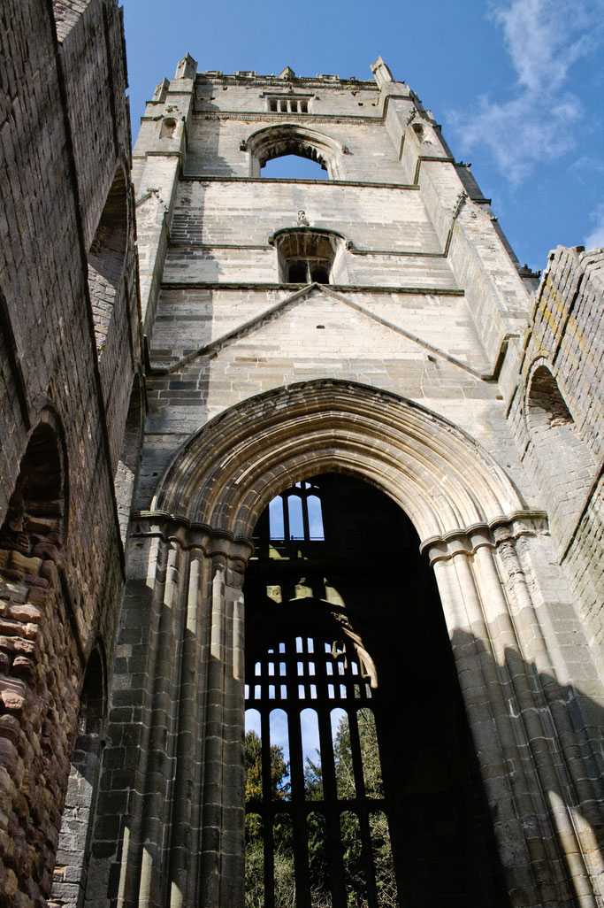 Die Ruinen der Fountains Abbey - Turm - Zebraspider DIY Anti-Fashion Blog