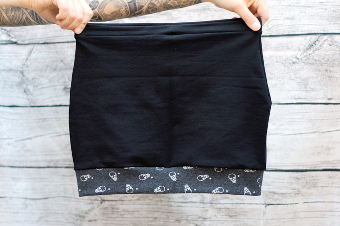 Die neuen Röcke sind online! - schwarzer Mini mit Totenkopf- Bündchen - Zebraspider DIY Anti-Fashion Blog