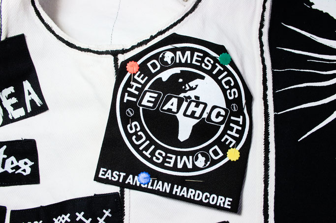 5 Möglichkeiten einen Aufnäher anzunähen - Patch auf Weste feststecken - Zebraspider DIY Anti-Fashion Blog