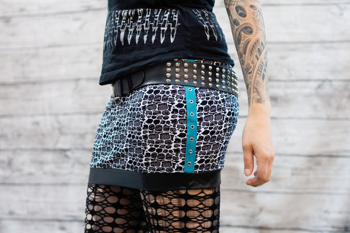 Die neuen Röcke sind online! - Reptil-Minirock mit Kunstleder und Ösenband in türkis - Zebraspider DIY Anti-Fashion Blog