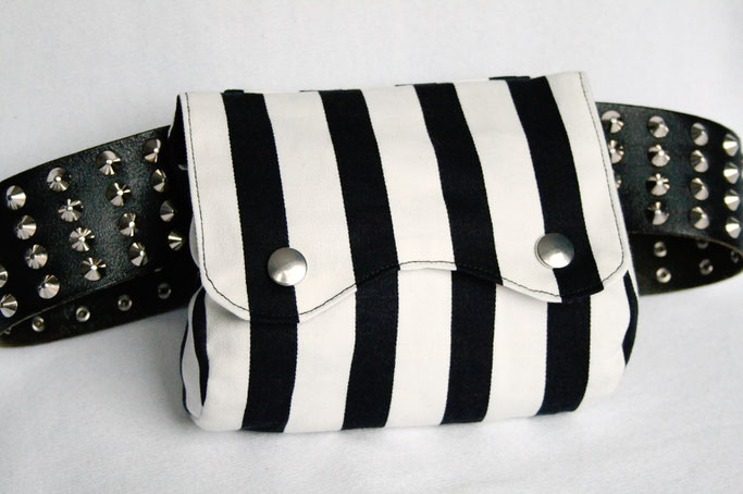 Verrückte Streifen - neue Aufträge - Gürteltasche schwarz weiß - Zebraspider DIY Anti-Fashion Blog