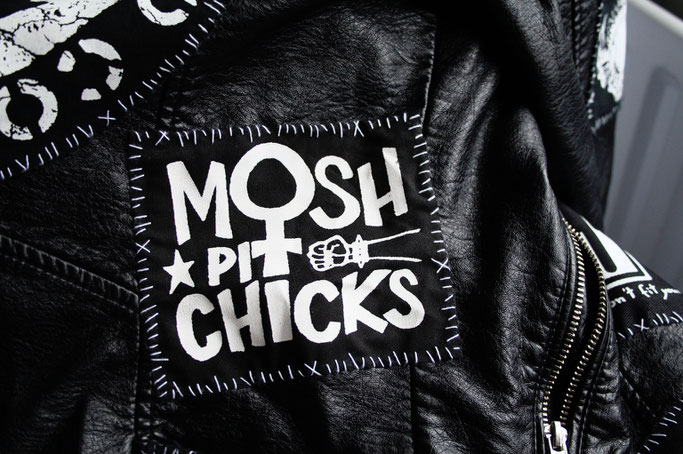 Wo ich politische Aufnäher kaufe - Mosh Pit Chicks von RougeCat - Zebraspider DIY Anti-Fashion Blog