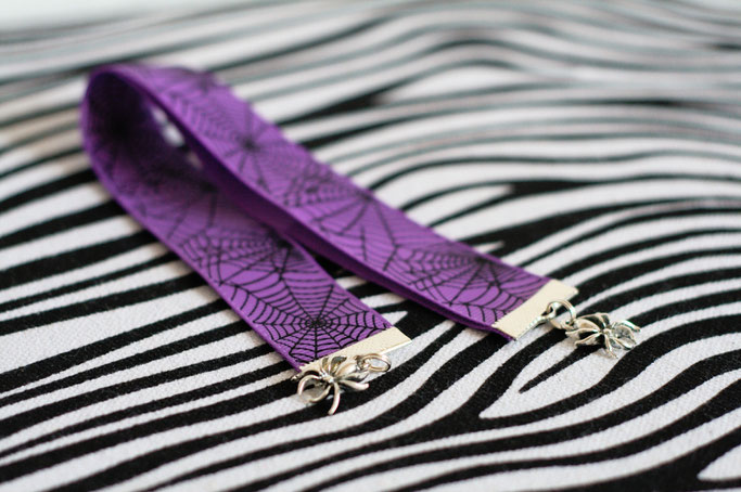 Handmade in Yorkshire oder Black Rose Bazaar Haul - Spinnen-Netz Lesezeichen Leesa DeVantier - Zebraspider DIY Anti-Fashion Blog