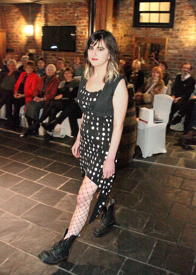 Ethical Fashion Show Mondphasen Outfit - Dani runway - Zebraspider DIY Anti-Fashion Blog
