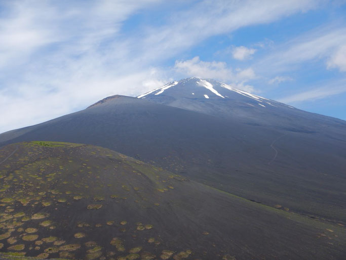 二ツ塚下塚より（手前から上塚、宝永火口、富士山頂）