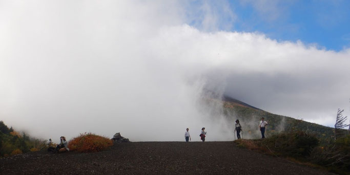 小富士より富士山頂をのぞむ