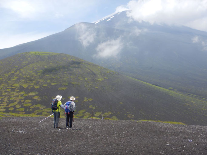 下塚より、上塚、宝永火口、富士山頂