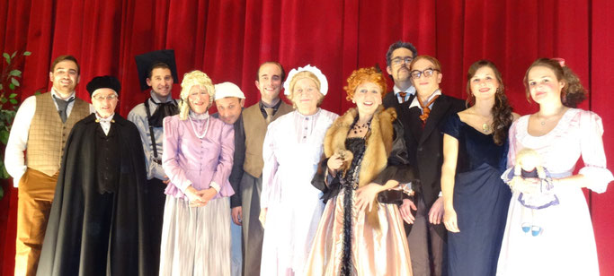 Das Ensemble des Äbääg-Theaters nach der letzten Aufführung. Steffen Hahn, Gisela Leich, Florian Schmid, Christel Göttsching, Matthias Lorenz, Lukas Stühn, Helga Treu, Annette Schwarz, Alexander Göttsching, Maurice Göbel, Christina Macho, Dorina Macho.