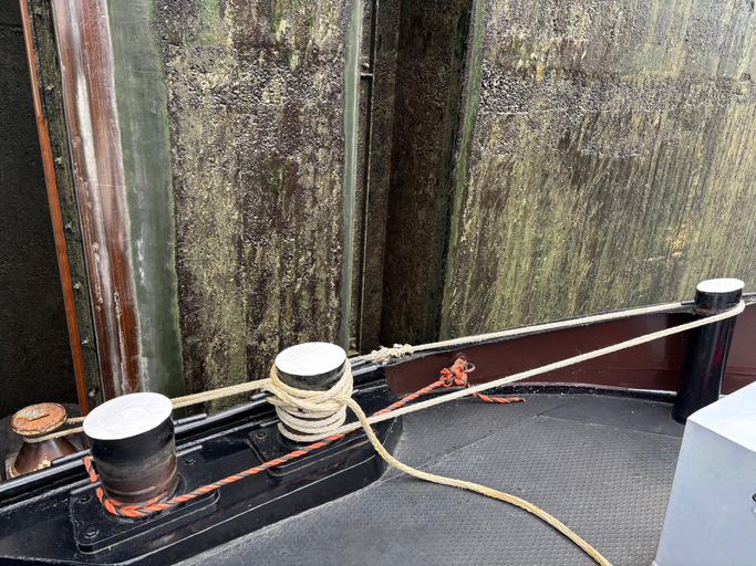 in der Schleusenkammer Iffezheim an einem Schwimmpoller festgemacht (© 05.08.2025 Saskia G.)