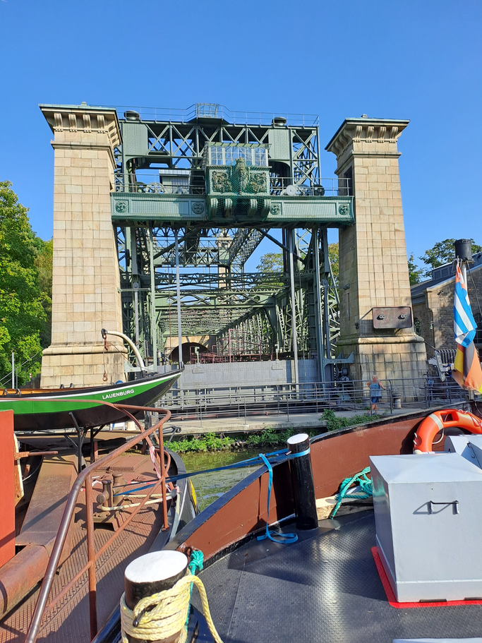 WILLI am Liegeplatz im Unterwasser des historischen Schiffshebewerks Henrichenburg von 1899 (© 10.9.2023 Peter M.)