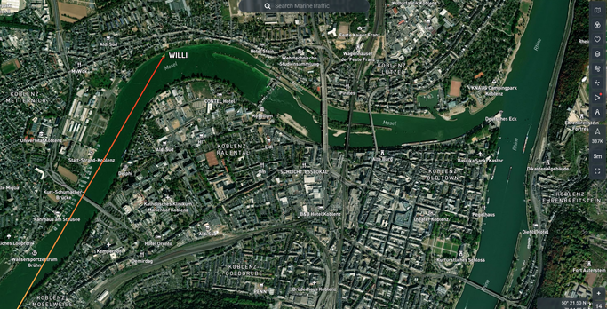 WILLI liegt seit etwa 16 Uhr im Oberwasser der Moselschleuse Koblenz (© MarineTraffic)