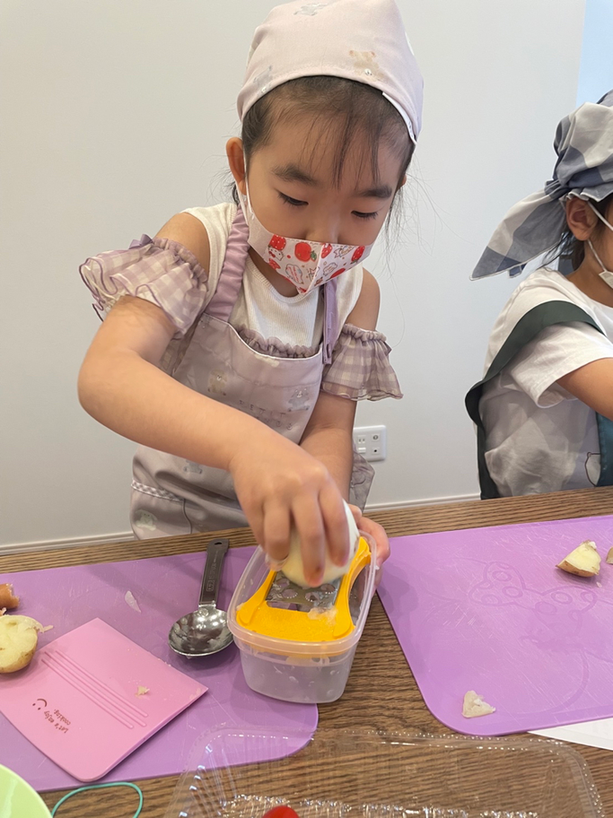 池袋　横浜　茅ヶ崎　川崎　赤羽　子ども料理教室　玉ねぎのすりおろしに挑戦！