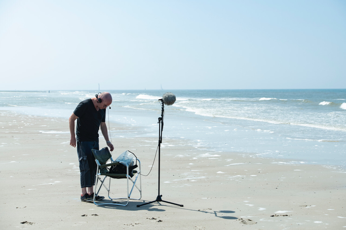 Tonmeister Stefan Soltau beim Dreh am Nordseestrand von Norderney 