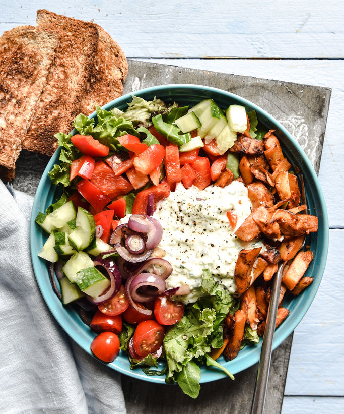 Gyros Salat Bowl mit Tzatziki Joghurt Dressing, Paprika, Wildkräutersalatblättern, Tomaten, rote Zwiebeln, Veggie-Gyros