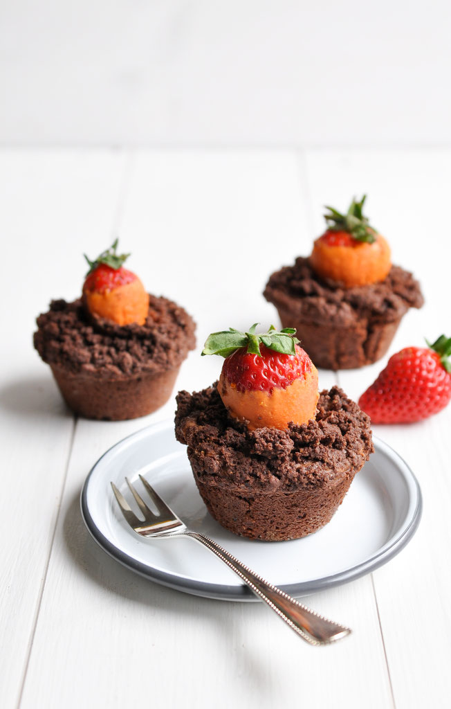 Schoko Käsekuchen Muffins mit Streuseln und Erdbeeren mit oranger Schokohüle als Möhren im Bett getarnt, vegan möglich, aus dem Thermomix