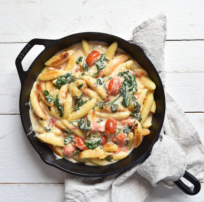 Schupfnudeln in cremiger Soße mit Tomaten und Spinat