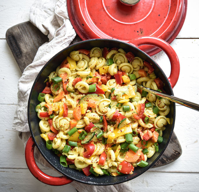 Curry Nudeltopf mit Paprika, Möhren, Frühlingszwiebeln, Zucchini