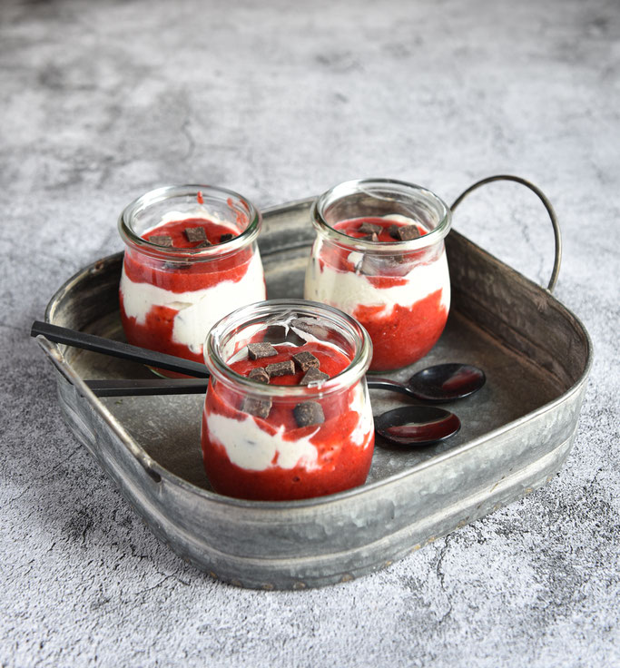 Erdbeer-Quark Dessert mit Schokostücken, Thermomix, vegan möglich
