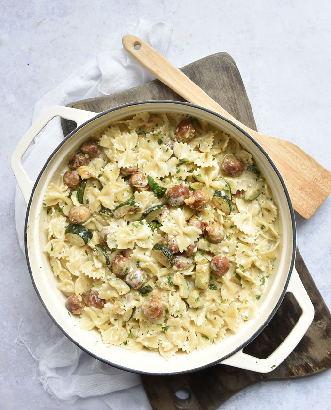 Nudelpfanne mit Zucchini und Bratwurstklößchen