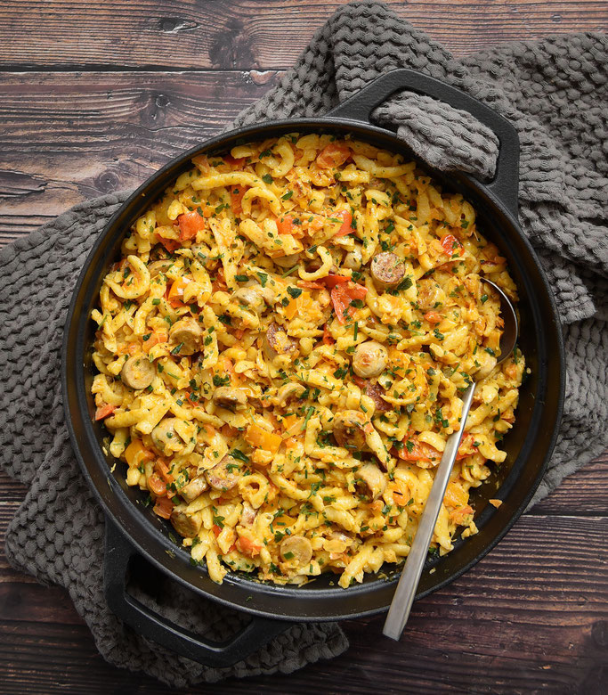 Spätzle Pfanne mit Gemüse und Bratwürstchen