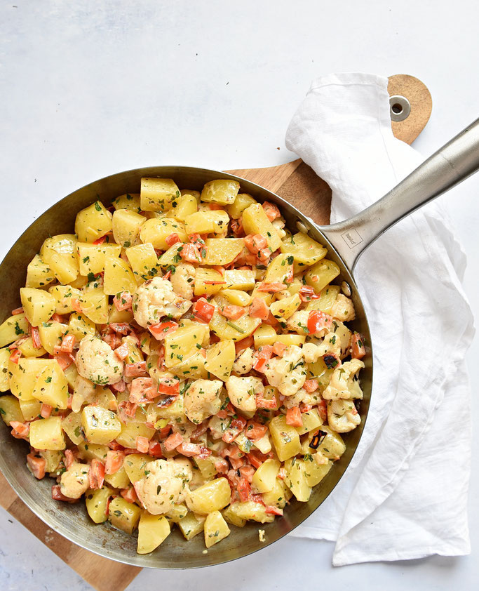 Kartoffelpfanne mit Gemüse und Frischkäse