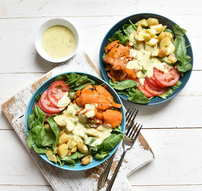 Lachs Bowl mit Backkartoffeln, Spinat, Tomaten und Senf Dill Dressing, vegan & vegetarisch machbar