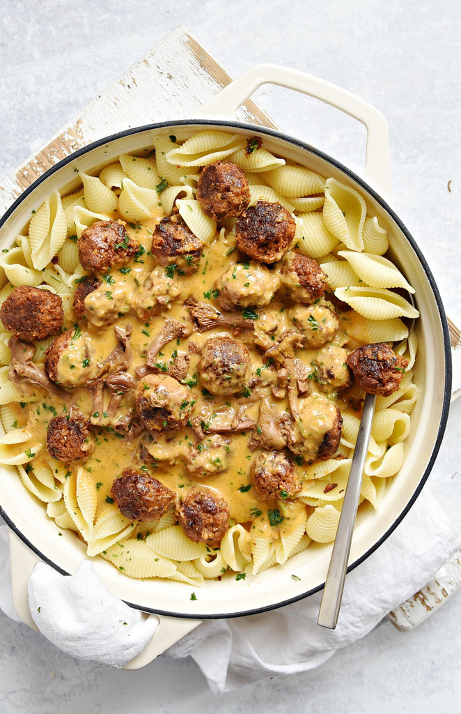 Pasta mit Rahmsoße und Hackbällchen