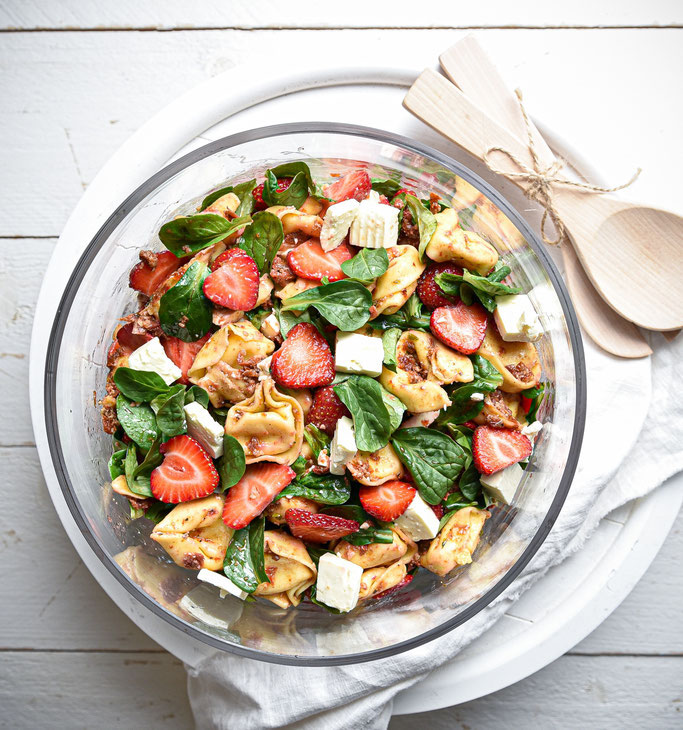 Erdbeer Tortellini Salat mit Feta und Feldsalat