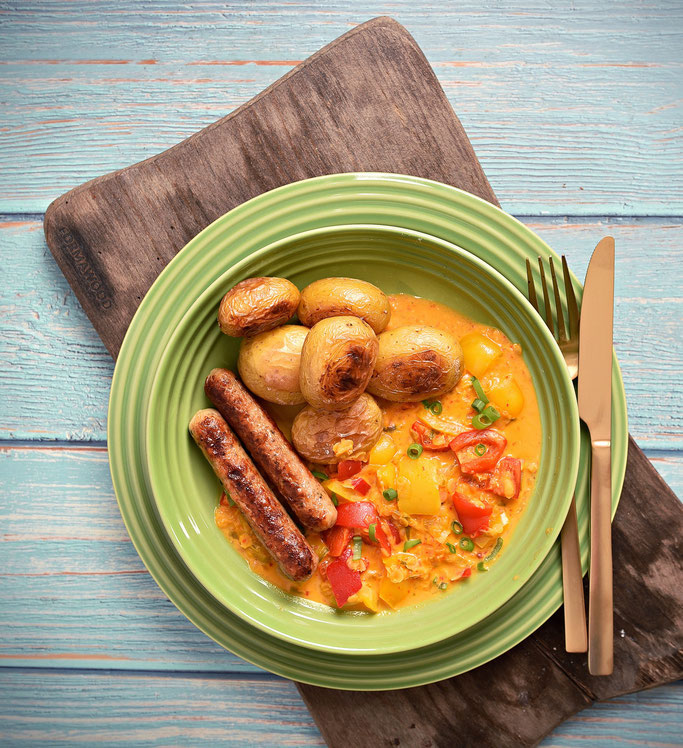 Backkartoffeln mit Paprika-Linsen-Gemüse und Würstchen